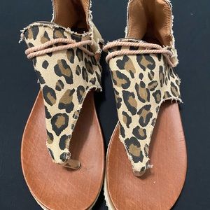 Woman cheetah canvas sandals